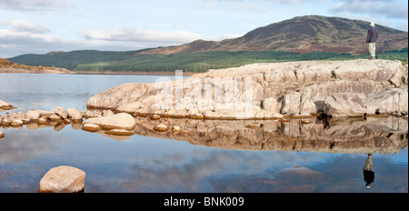 Walker guardando fuori sopra Loch Doon Foto Stock