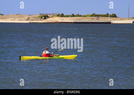 Kayaker in Beaufort entrata a Fort Macon State Park, Atlantic Beach, North Carolina, STATI UNITI D'AMERICA Foto Stock