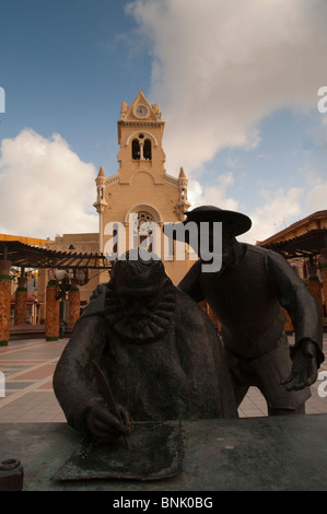 Monumento a Miguel de Cervantes e modernista 'Sagrado Corazón' Church, Melilla, Spagna, Europa. Foto Stock