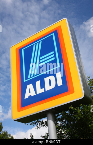 Un Aldi superstore in una città del Regno Unito. Foto Stock