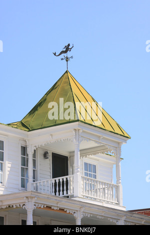 Weathervane sul tetto del centro storico 1854 Carteret Academy di Beaufort, North Carolina, STATI UNITI D'AMERICA Foto Stock