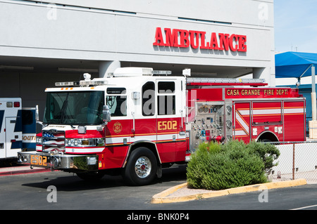 Un ambulanza e personale paramedico camion dei pompieri all'emergenza entrata a un centro medico regionale. Foto Stock