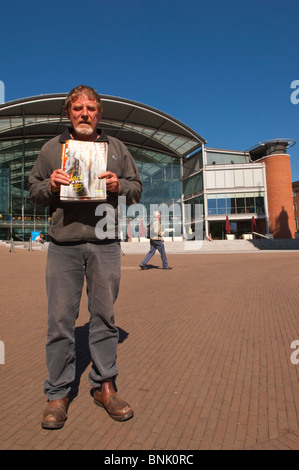 Un grande problema del venditore al Forum di Norwich , Norfolk , in Inghilterra , Gran Bretagna , Regno Unito Foto Stock