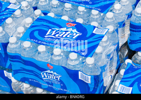Confezioni di bottiglie di acqua potabile per la vendita in un negozio di alimentari. Foto Stock