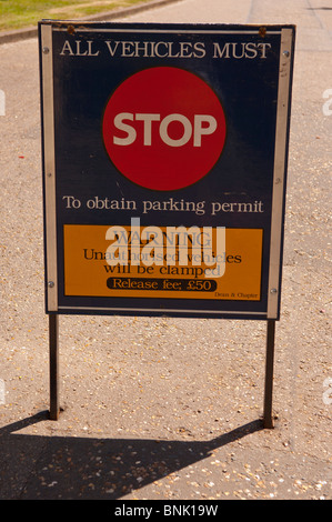 Un permesso di parcheggio a segno a Norwich Cathedral in Norwich , Norfolk , in Inghilterra , Gran Bretagna , Regno Unito Foto Stock