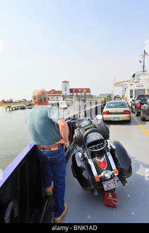 I passeggeri a bordo dell'Isola del Cedro al traghetto Ocracoke guarda come approcci traghetto Ocracoke, North Carolina, STATI UNITI D'AMERICA Foto Stock