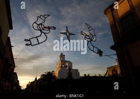 Gli angeli di natale e una stella appendere su una strada nei pressi di una cappella di San Miguel De Allende, 24 novembre 2008. Foto Stock