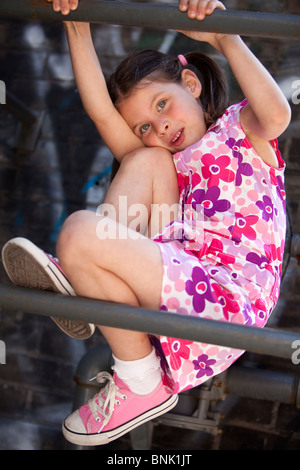 Ritratto outdoor - ragazza si arrampica sulla ringhiera Foto Stock