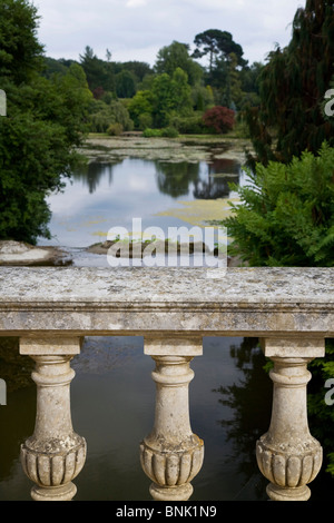 Lavoro in pietra su un ponte in Sheffield Park Gardens. Foto Stock