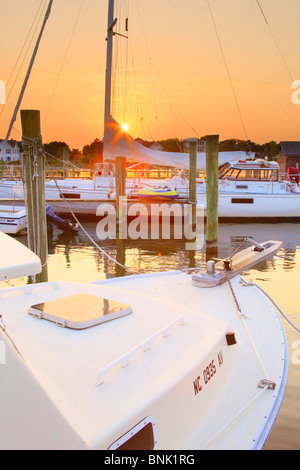 Tramonto al Lago d'argento Harbour, Ocracoke Island, Cape Hatteras National Seashore, STATI UNITI D'AMERICA Foto Stock