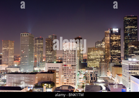 Texas, Houston. Alto skyline notturno del centro cittadino. Foto Stock