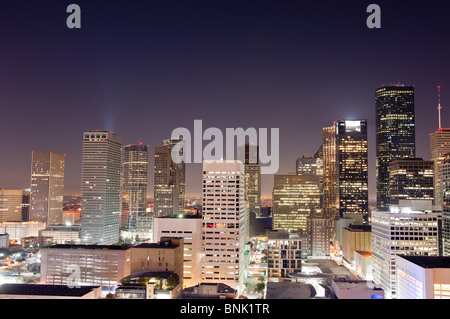 Texas, Houston. Alto skyline notturno del centro cittadino. Foto Stock
