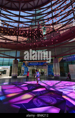 Entrata anteriore Plaza del California Science Center di Los Angeles. Foto Stock