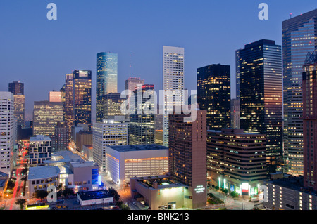 Texas, Houston. Alto skyline notturno del centro cittadino. Foto Stock