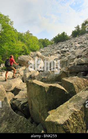 Escursionista presso i diavoli Marbleyard sul sentiero di Belfast in James River faccia Deserto vicino a Ponte naturale, Virginia, Stati Uniti d'America Foto Stock