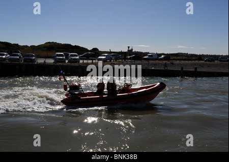 Littlehampton scialuppa di salvataggio Blue Pietro 1 entra nell'ingresso del porto sul fiume Arun West Sussex Regno Unito Foto Stock