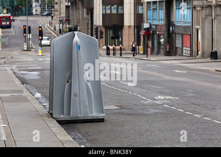 Pubblico orinatoio portatile wc in Smithfields, Londra Foto stock - Alamy