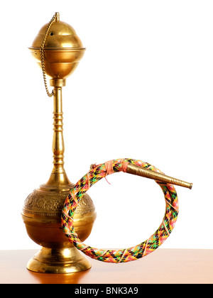 Metallo dorato narghile o hookah su uno sfondo luminoso. Foto Stock