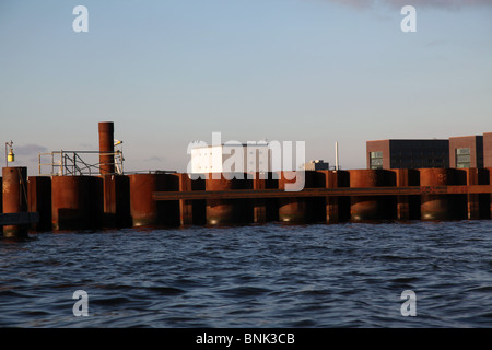 Vista su Amsterdam Noord dal canal boat in IJ Foto Stock