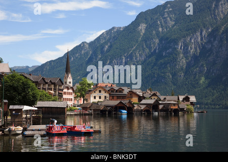 Hallstatt, Salzkammergut, Austria. Vista lungo lago Hallstattersee waterfront in eredità di mondo lakeside town nelle Alpi austriache Foto Stock