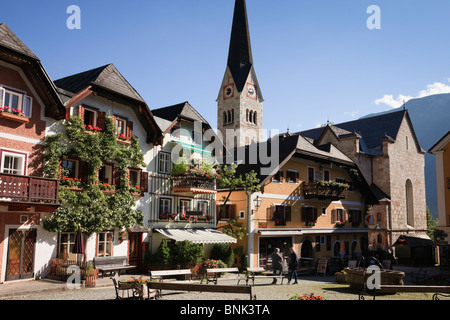 Marktplatz, Hallstatt, Salzkammergut, Austria. Edifici tradizionali e della chiesa nella Piazza del Mercato di patrimonio culturale mondiale città Foto Stock