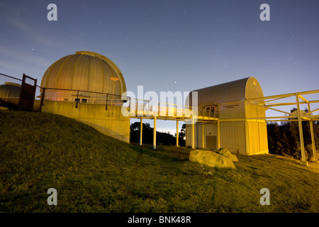 Telescopio e cupole al Chabot Osservatorio e Science Center di Oakland, CA. Foto Stock