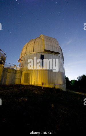 Telescopio e cupole al Chabot Osservatorio e Science Center di Oakland, CA. Foto Stock