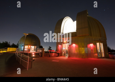 Telescopio e cupole al Chabot Osservatorio e Science Center di Oakland, CA. Foto Stock