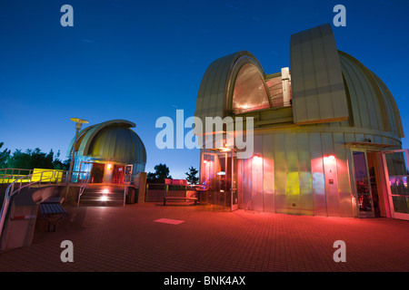 Telescopio e cupole al Chabot Osservatorio e Science Center di Oakland, CA. Foto Stock