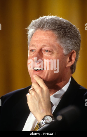 WASHINGTON, DC, Stati Uniti d'America - 1997/04/02: U.S. Il presidente Bill Clinton durante una tavola rotonda sul tema Istruzione evento nella Sala Est della Casa Bianca il 2 aprile 1997 a Washington, DC. (Foto di Richard Ellis) Foto Stock