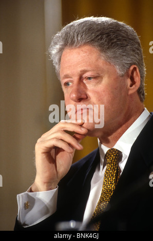 WASHINGTON, DC, Stati Uniti d'America - 1997/04/02: U.S. Il presidente Bill Clinton durante una tavola rotonda sul tema Istruzione evento nella Sala Est della Casa Bianca il 2 aprile 1997 a Washington, DC. (Foto di Richard Ellis) Foto Stock