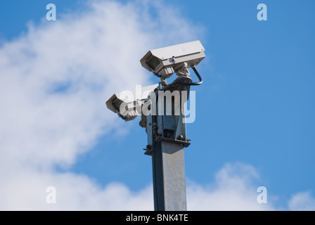 Twin telecamere TVCC con cielo blu e Sfondo nuvola. Foto Stock