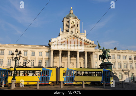 Il Royal Square Koudenberg la chiesa di Saint Jacques-sur-Coudenberg Koningsplein statua di Goffredo di Bouillon tram Foto Stock