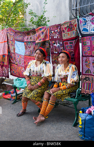 Due donne Kuna vendere loro molas ai turisti. Quartiere Vecchio e la città di Panama, Repubblica di Panama, America Centrale Foto Stock