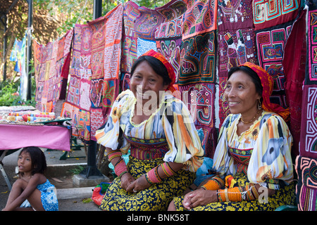 Due donne Kuna vendere loro molas ai turisti. Quartiere Vecchio e la città di Panama, Repubblica di Panama, America Centrale Foto Stock