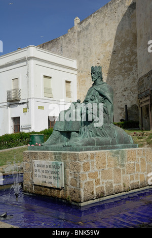 Tarifa statua di Sancho IV el Bravo il re spagnolo che hanno conquistato il porto di Tarifa dai Mori nel 1292 Sancho IV Castilla Foto Stock