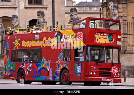 Regno Unito Oxford Tour Bus a Sheldonian Theatre Foto Stock