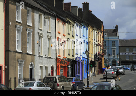 Negozio coloratissimo fronti sulla strada principale a Cahir, Rep dell'Irlanda. Foto Stock