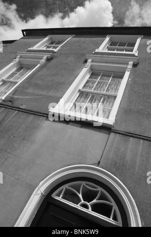 Una casa Georgiana e sulla strada principale a Cahir, Co Tipperary, Irlanda. Foto Stock