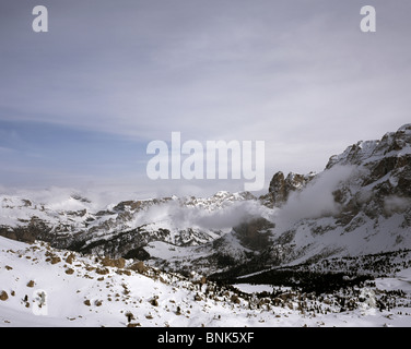 Vista dal Passo Sella Sellajoch verso Plan de Gralba Selva Gardena Val Gardena Dolomiti Italia Foto Stock