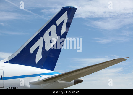 Boeing 787 Dreamliner ala e la coda vicino a ups Airshow di Farnborough, Regno Unito, 2010 Foto Stock