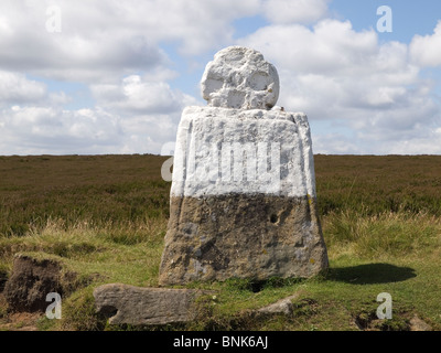 " Fat Betty' o la croce bianca un marcatore medievale di pietra a Rosedale testa Blakey Ridge in North Yorkshire Moors National Park Foto Stock