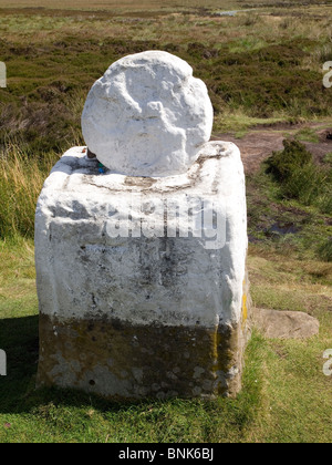 " Fat Betty' o la croce bianca un marcatore medievale di pietra a Rosedale testa Blakey Ridge in North Yorkshire Moors National Park Foto Stock
