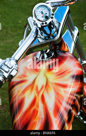 Airbrushed illustrazioni fantasy di phoenix dipinta su una Orange County motociclo del trinciapaglia Foto Stock