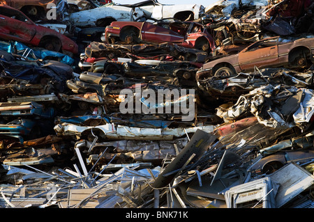 Schiacciate le automobili sono impilati in alto pronto per essere riciclato nel polverizzatore. Foto Stock