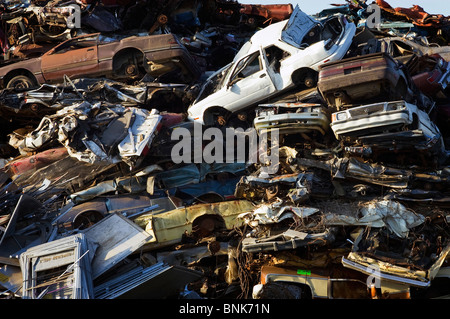 Schiacciate le automobili sono impilati a dieci alta, pronto e in attesa per il riciclaggio. Foto Stock