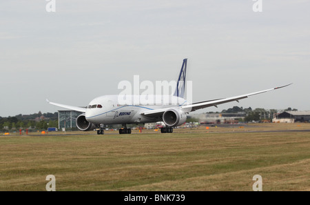 Boeing 787 Dreamliner decollo da Farnborough Airshow internazionale, UK, Luglio 2010 Foto Stock