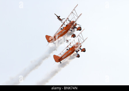 Breitling Wingwalkers con Danielle e Stella alla Arbroath spettacolare sul lungomare, Scotland, Regno Unito Foto Stock