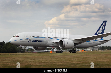 Boeing 787 Dreamliner decollo da Farnborough Airshow internazionale, UK, Luglio 2010 Foto Stock