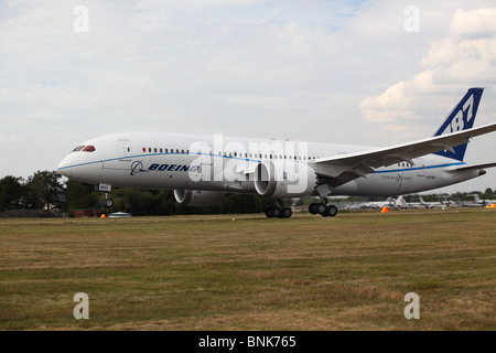 Boeing 787 Dreamliner decollo da Farnborough Airshow internazionale, UK, Luglio 2010 Foto Stock